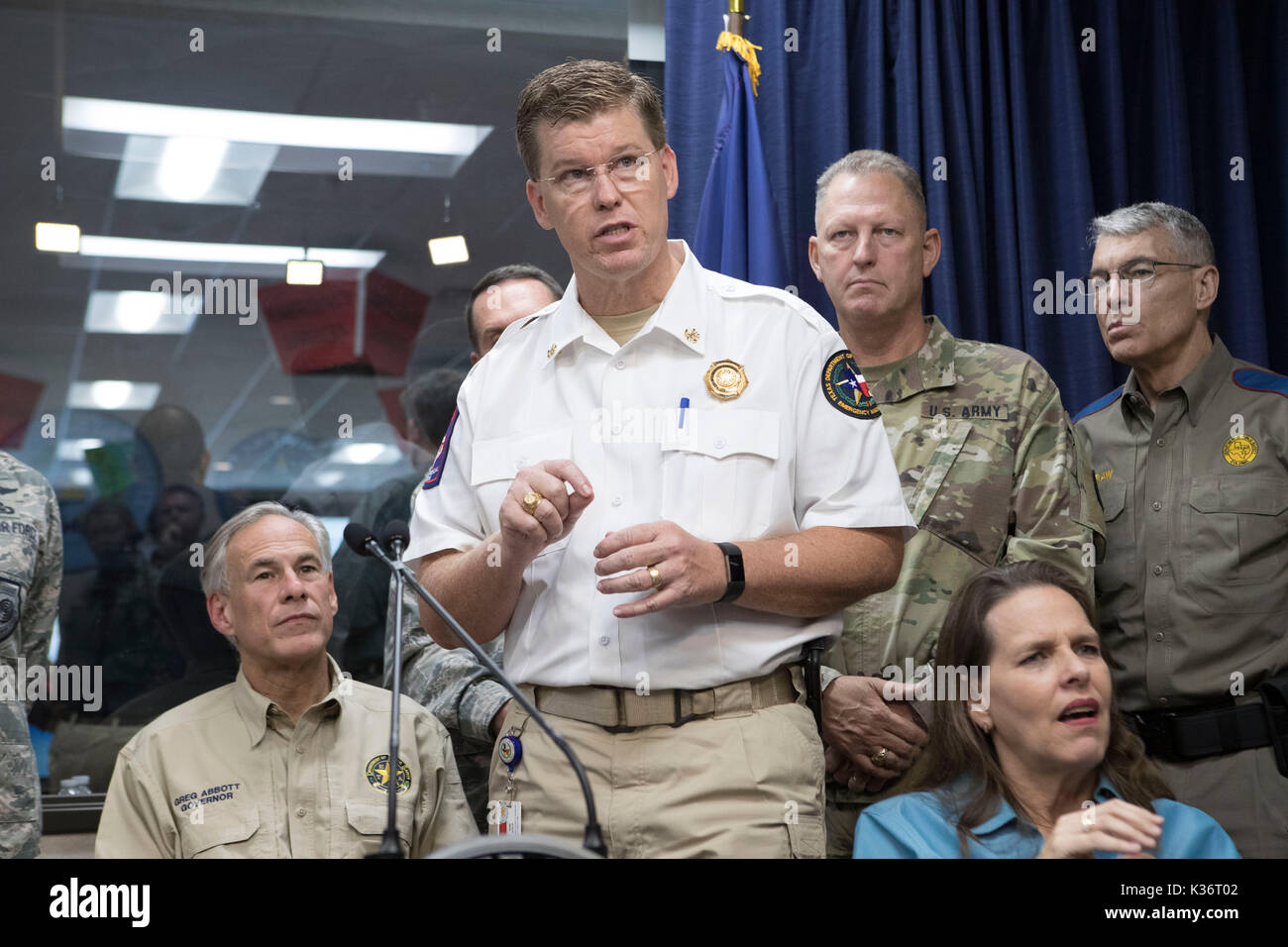 Austin, Texas usa sept. 1, 2017: nim kidd, capo della divisione texas nella gestione delle situazioni di emergenza, parla come texas gov. greg abbott e funzionari di emergenza continuano la loro risposta per esteso uragano harvey danni dal dipartimento della pubblica sicurezza Emergency Operations Center (EOC). Credito: bob daemmrich/alamy live news Foto Stock