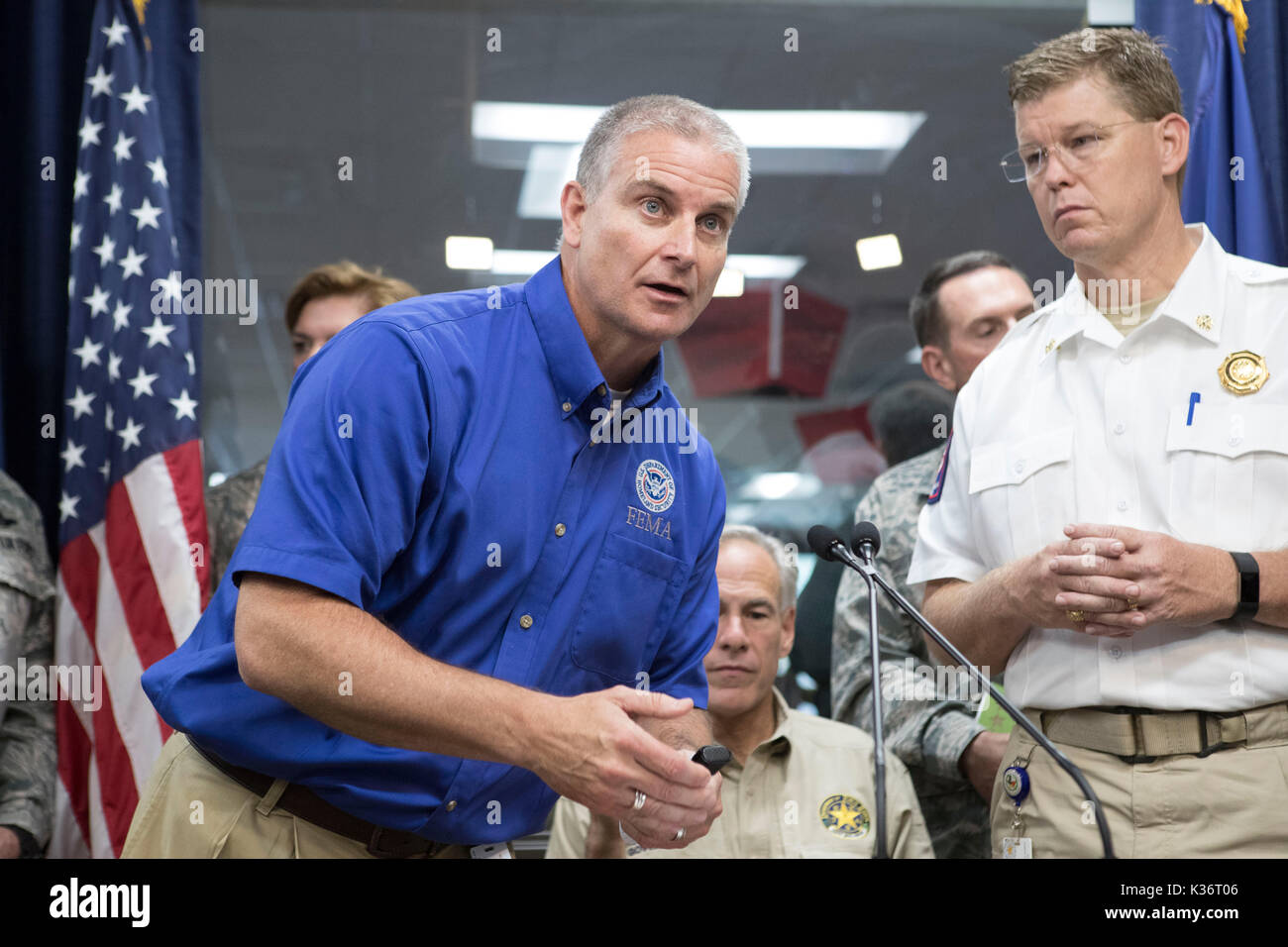 Austin, Texas usa sept. 1, 2017: fema regione amministratore 6 Tony Robinson, l, parla come texas gov. greg abbott e funzionari di emergenza risposta continue ed estese uragano harvey danni presso il dipartimento della pubblica sicurezza Emergency Operations Center (EOC). nim kidd, capo della divisione texas nella gestione delle situazioni di emergenza, è sulla destra. Harvey sarà infine il costo dello stato decine di miliardi di dollari per il recupero del credito: bob daemmrich/alamy live news Foto Stock