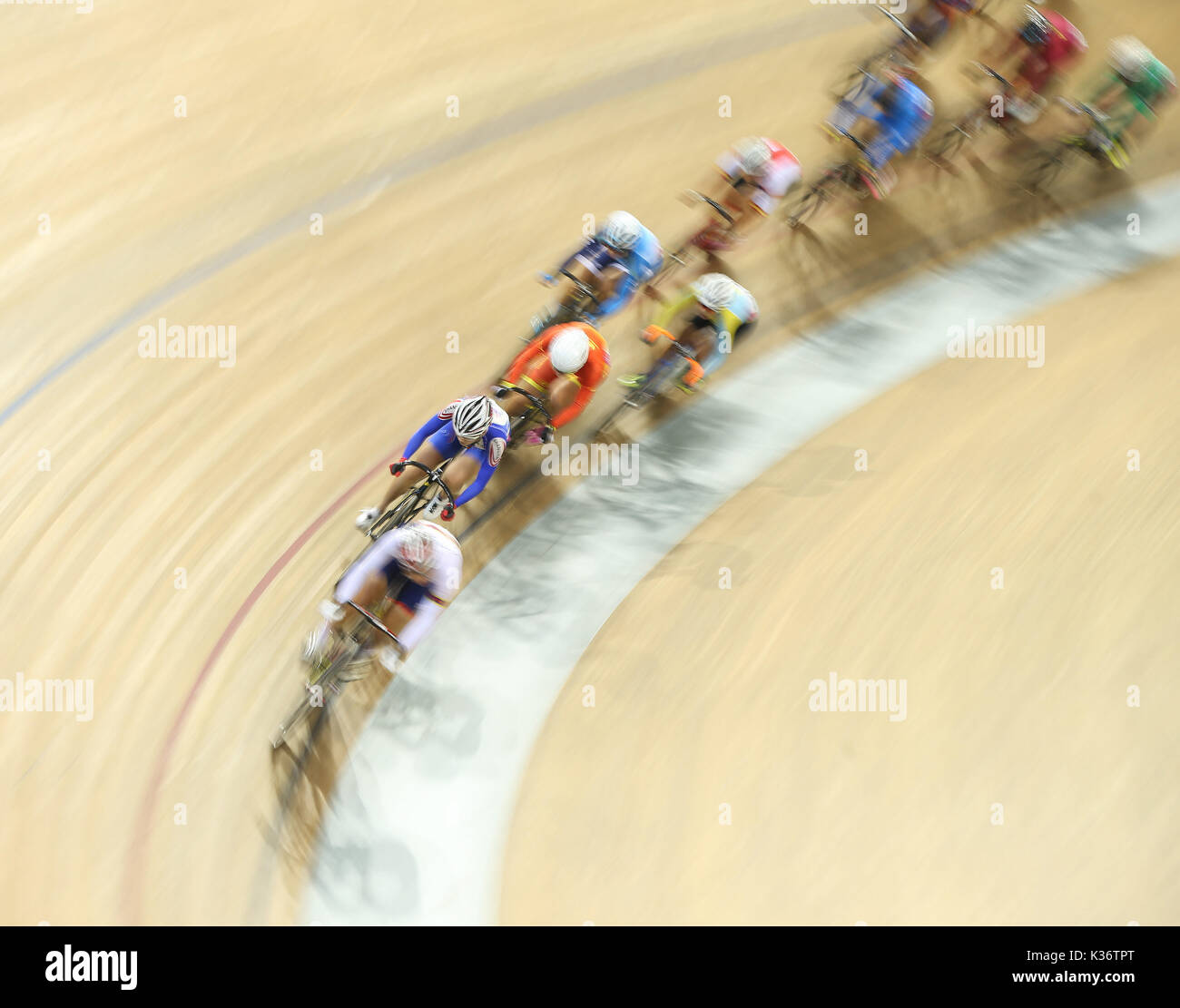 (170902) -- TIANJIN, Sett. 2, 2017 (Xinhua) -- Huang Li (2 L) di Shanghai compete durante la donna omnium concorrenza del ciclismo su pista al tredicesimo cinese Giochi Nazionali nel nord della Cina di Tianjin comune, Sett. 2, 2017. Huang Li rivendicato il titolo con 134 punti. (Xinhua/Ding Ting) Foto Stock