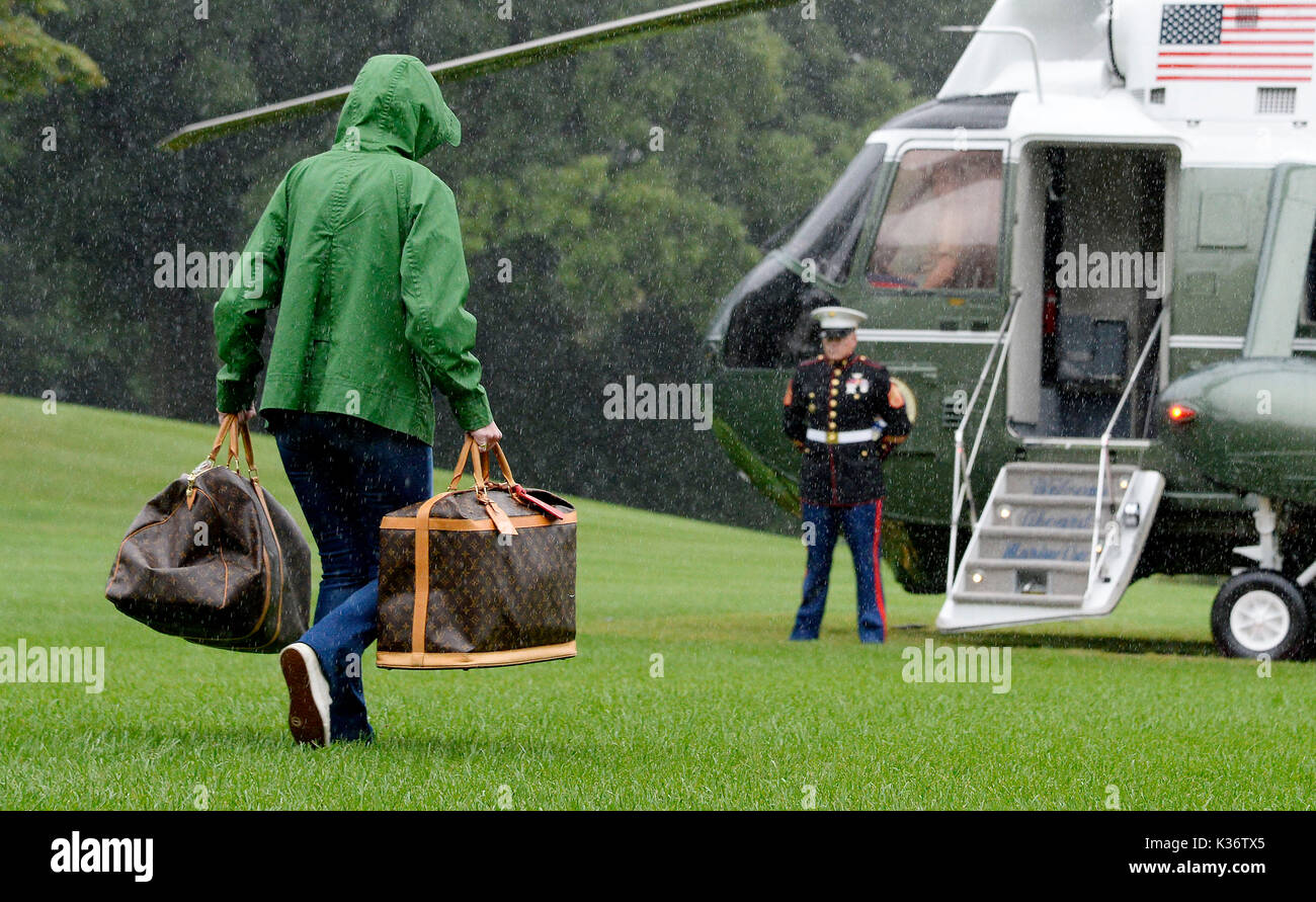 Un White House aide porta Louis Vuitton borse prima del Presidente degli Stati Uniti Trump e la first lady Melania Trump la partenza dalla Casa Bianca il 2 settembre 2017 a Washington, DC. Credito: Olivier Douliery/Piscina via CNP /MediaPunch Foto Stock