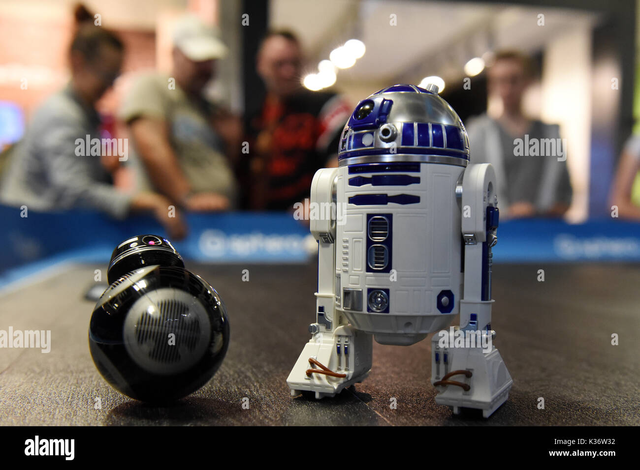 Berlino, Germania. 02Sep, 2017. Visitatori presso la fiera dell'elettronica IFA di Berlino guarda controllati a distanza i modelli di robot dal film Star Wars serie presso lo stand della ditta Sphero, 02 settembre 2017. Foto: Maurizio Gambarini/dpa/Alamy Live News Foto Stock