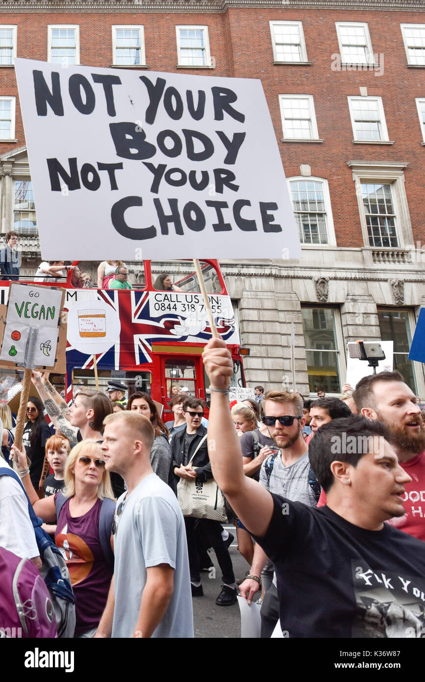 Londra, Regno Unito. Il 2 settembre 2017. I vegani e altri manifestanti prendere parte in un animale diritti marzo da Hyde Park Corner a Piazza del Parlamento chiedendo la fine di oppressione degli animali al fine di aiutare il pianeta. Credito: Stephen Chung / Alamy Live News Foto Stock