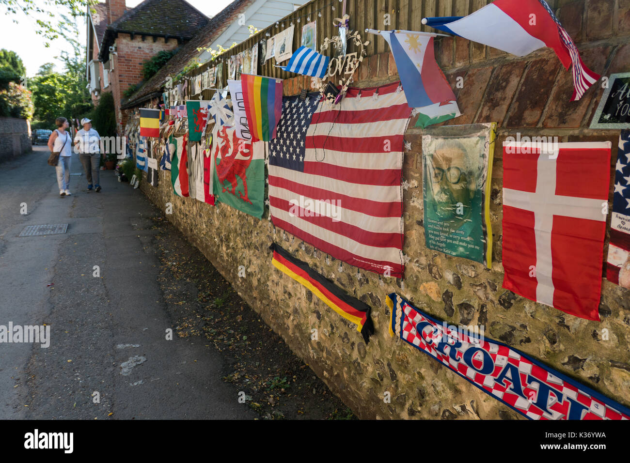 Omaggi a George Michael lasciato dai tifosi fuori di casa sua in Goring-on-Thames, Inghilterra Foto Stock