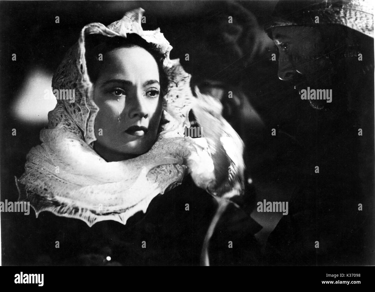 LYDIA (US 1941] MERLE OBERON piangere Foto Stock