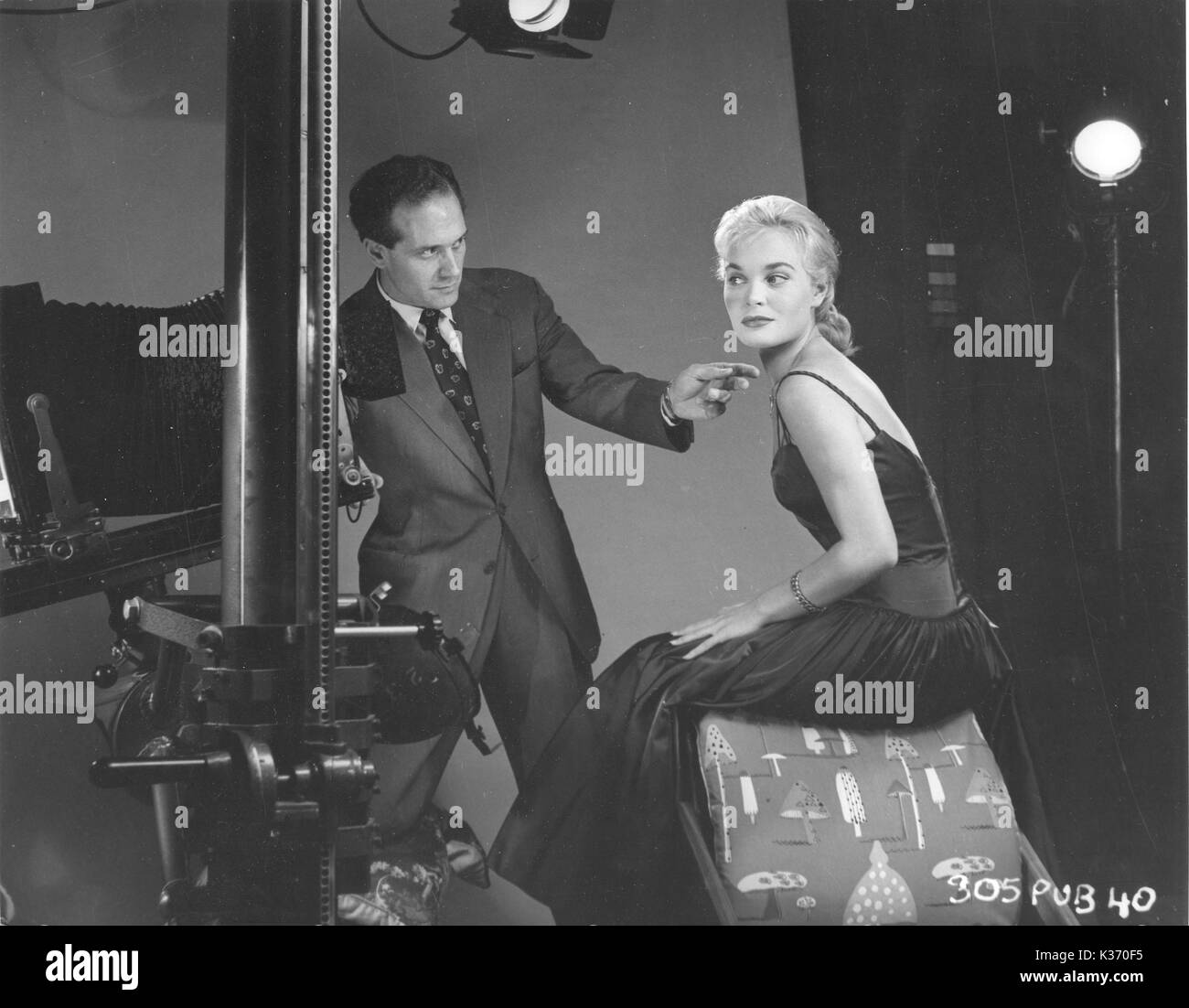 ORGANIZZAZIONE RANGO FOTOGRAFO DI RITRATTI DELLO STUDIO, CORNEL LUCAS CHE LAVORA CON L'ATTRICE SHIRLEY EATON, 1957 Foto Stock