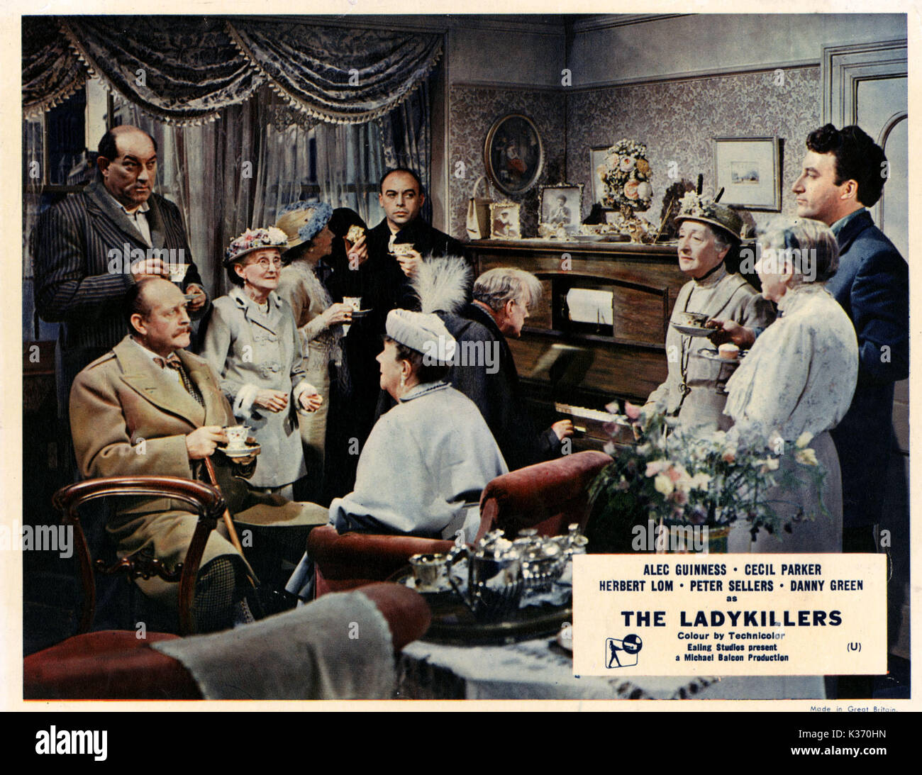 IL LADYKILLERS L-R, DANNY GREEN, CECIL PARKER, EDIE MARTIN, ? , HERBERT LOM, ?, ALEC GUINNESS, ?, KATIE JOHNSON, PETER SELLERS IL LADYKILLERS L-R, DANNY GREEN, CECIL PARKER, EDIE MARTIN, ? , HERBERT LOM, ?, ALEC GUINNESS, ?, KATIE JOHNSON, PETER SELLERS Foto Stock