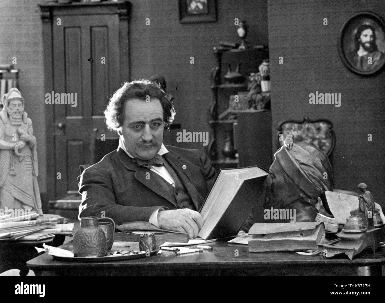 Attore WILFRED LUCAS in un misterioso D W film di Griffith. Immagine presa da Billy Bitzer mostra evidenziando. Foto Stock