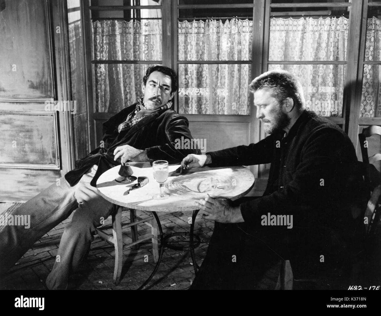 La lussuria PER LA VITA R-L, Kirk Douglas come Vincent Van Gogh, Anthony Quinn come Paul Gauguin Foto Stock
