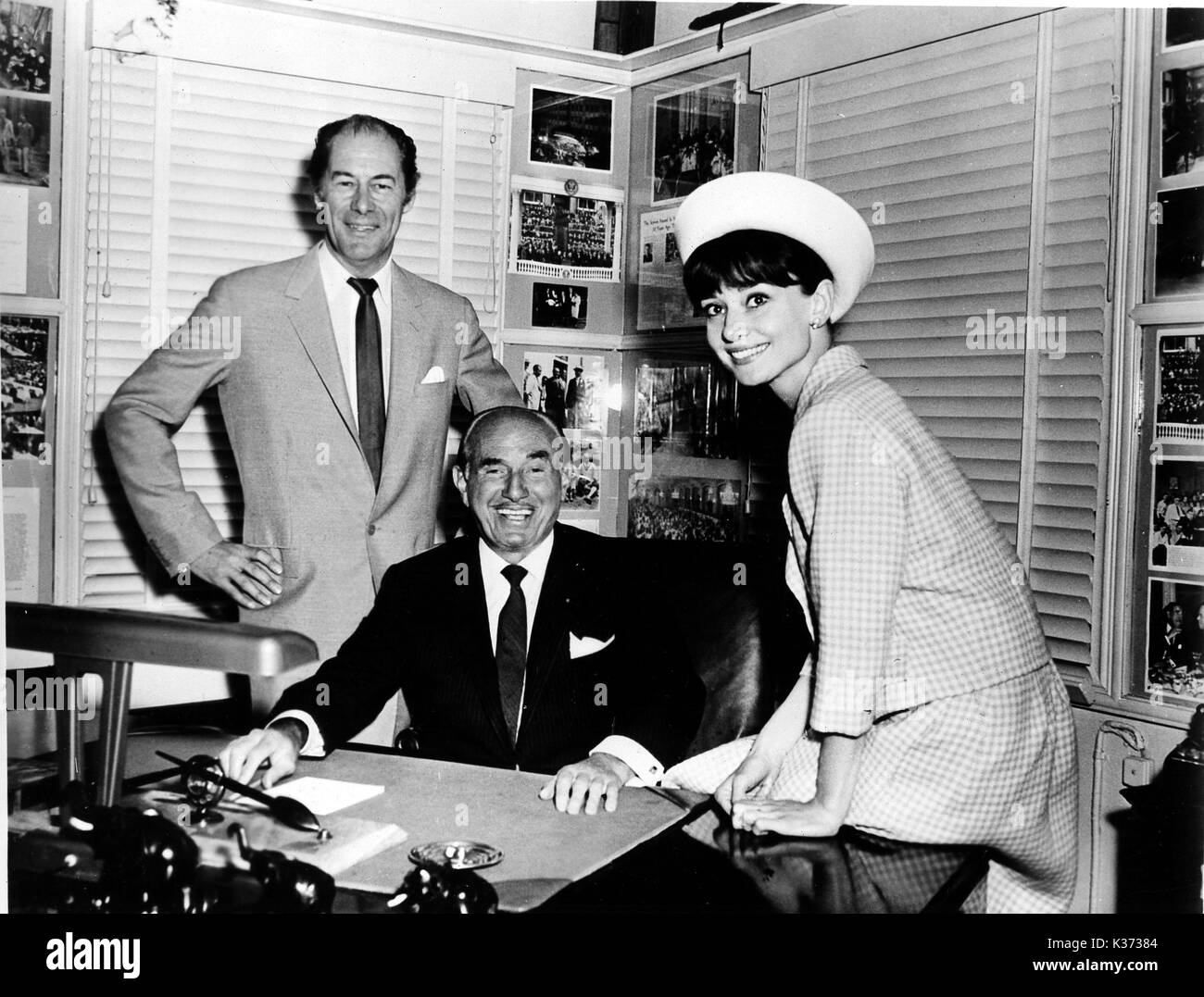 Audrey Hepburn e Rex Harrison raffigurata nell'ufficio del martinetto L Warner, capo della Warner Brothers Studios, dopo la firma per il prossimo film, "My Fair Lady". Data: 20 giugno 1963 Foto Stock