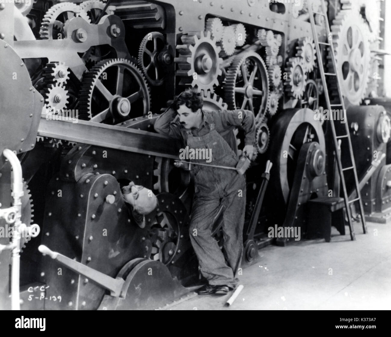 I TEMPI MODERNI Chester Conklin e Charlie Chaplin data: 1936 Foto Stock
