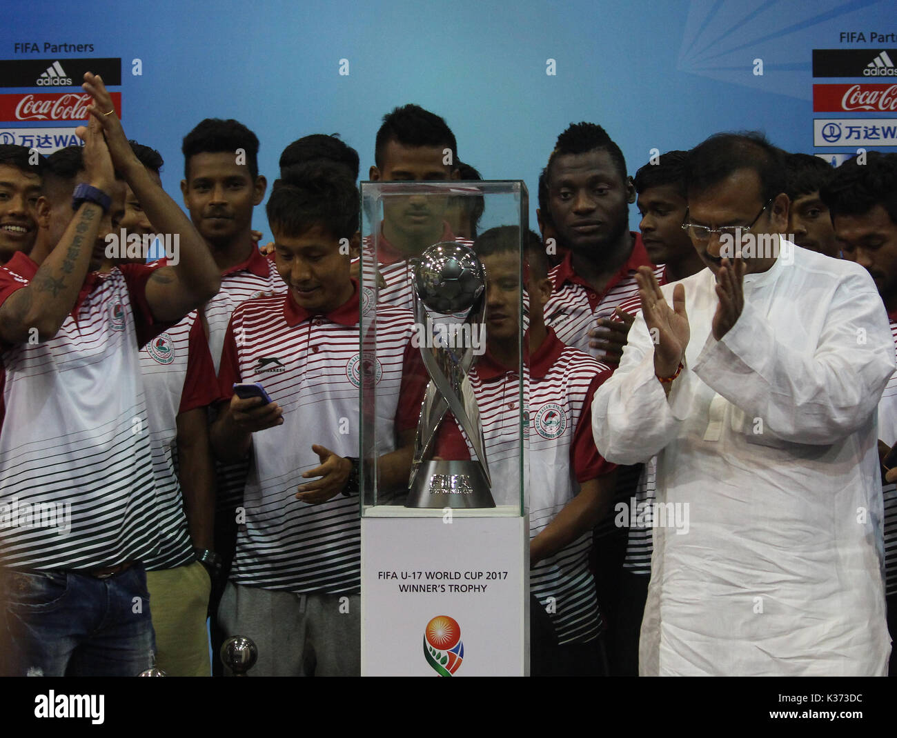 Kolkata, India. 01 Sep, 2017. Il Bengala Occidentale il ministro dello sport il sig. Arup Biswas e altri giocatori calciatore atten una cerimonia di apertura FIFA Under 17 World Cup Trofeo su Settembre 01, 2017 in Kolkata in India. Credito: Sanjay Purkait/Pacific Press/Alamy Live News Foto Stock