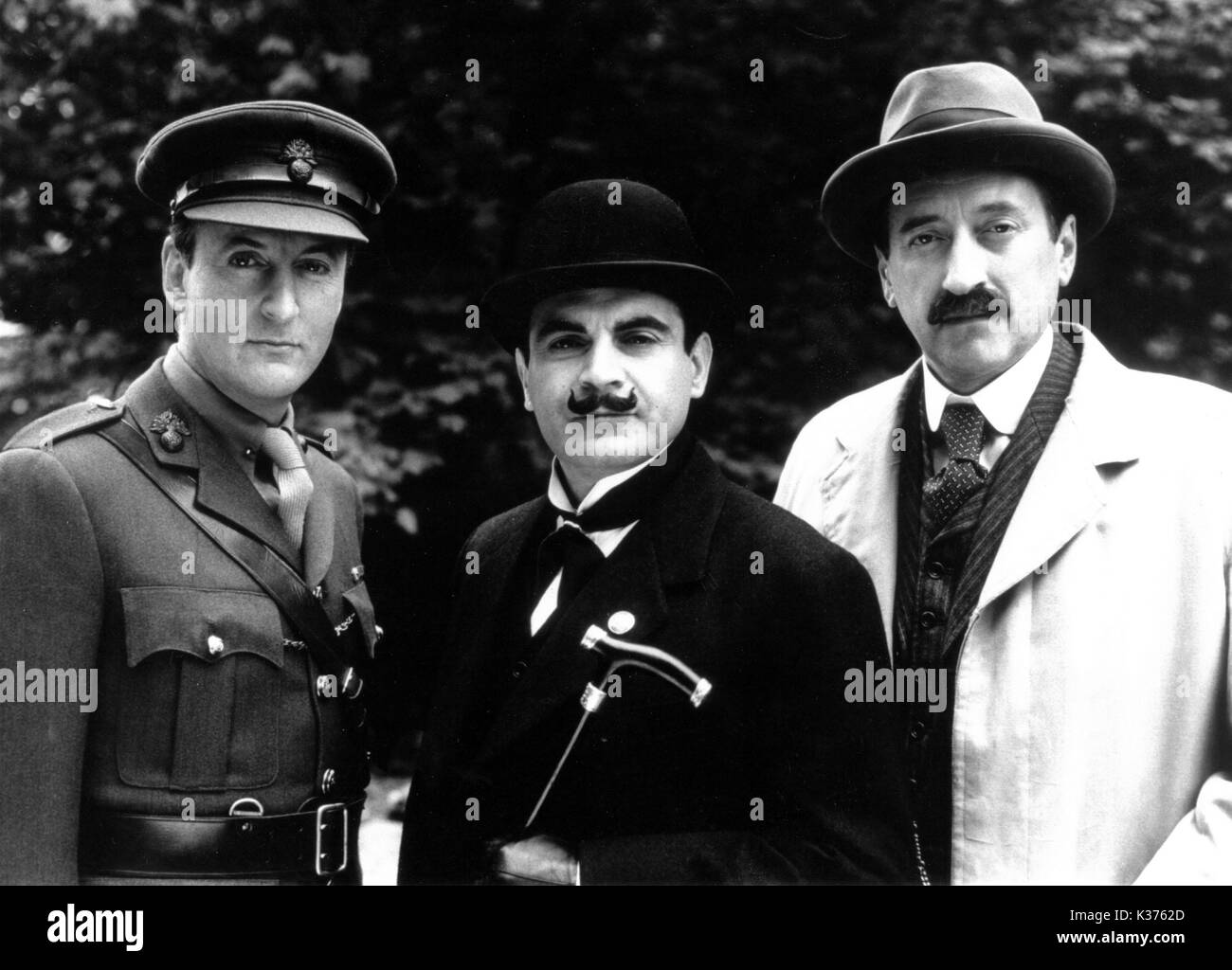 AGATHA CHRISTIE'S POIROT [TV] la misteriosa vicenda e in stili L-R, HUGH FRASER come tenente Hastings, David Suchet come Hercule Poirot, Philip Jackson come ispettore JAPP Foto Stock