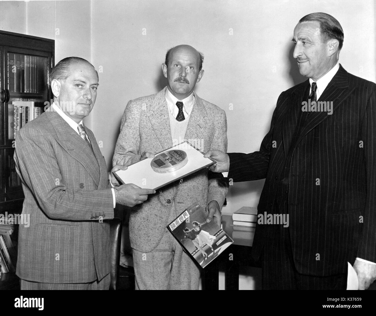 J ARTHUR RANK presentando un premio giapponese di Emeric Pressburger e MICHAEL POWELL, Direttori della Red Shoes, circa 1950 Foto Stock