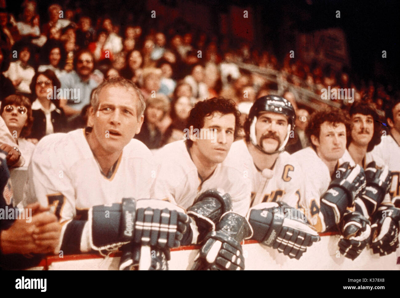 SLAP SHOT Universal Pictures Paul Newman, sinistra, MICHAEL ONTKEAN, seconda a destra data: 1977 Foto Stock