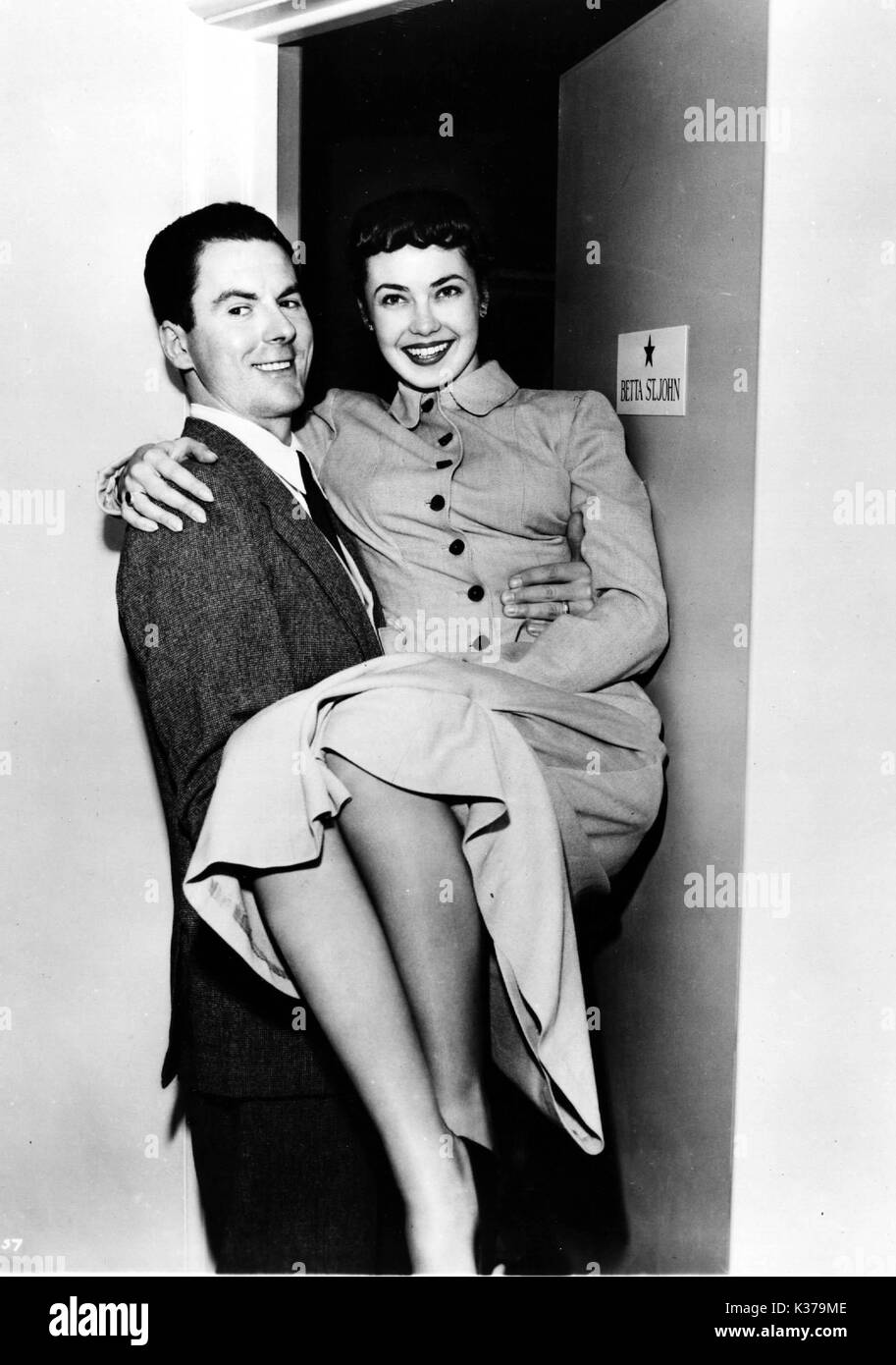 BETTA ST JOHN E SUO MARITO PETER GRANT spogliatoio con una stella sulla porta il marito e la moglie Foto Stock