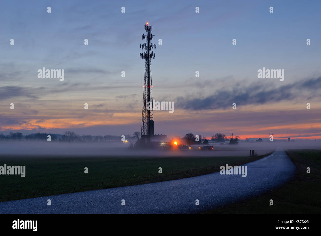 Impostazione di nebbia IN OLTRE FARM Lane e i campi con la torre cellulare, LITITZ PENNSYLVANIA Foto Stock