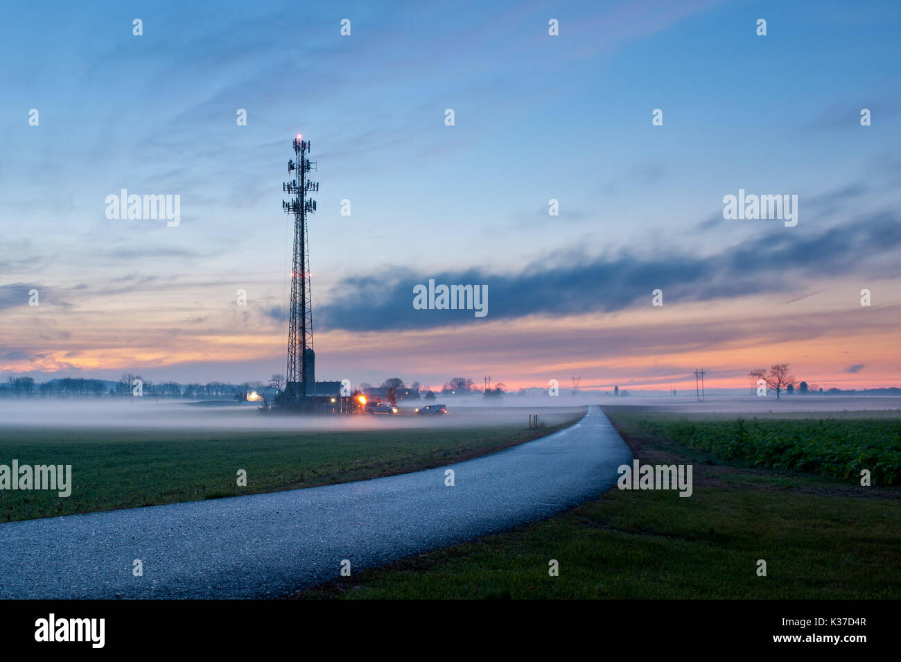 Impostazione di nebbia IN OLTRE FARM Lane e i campi con la torre cellulare, LITITZ PENNSYLVANIA Foto Stock