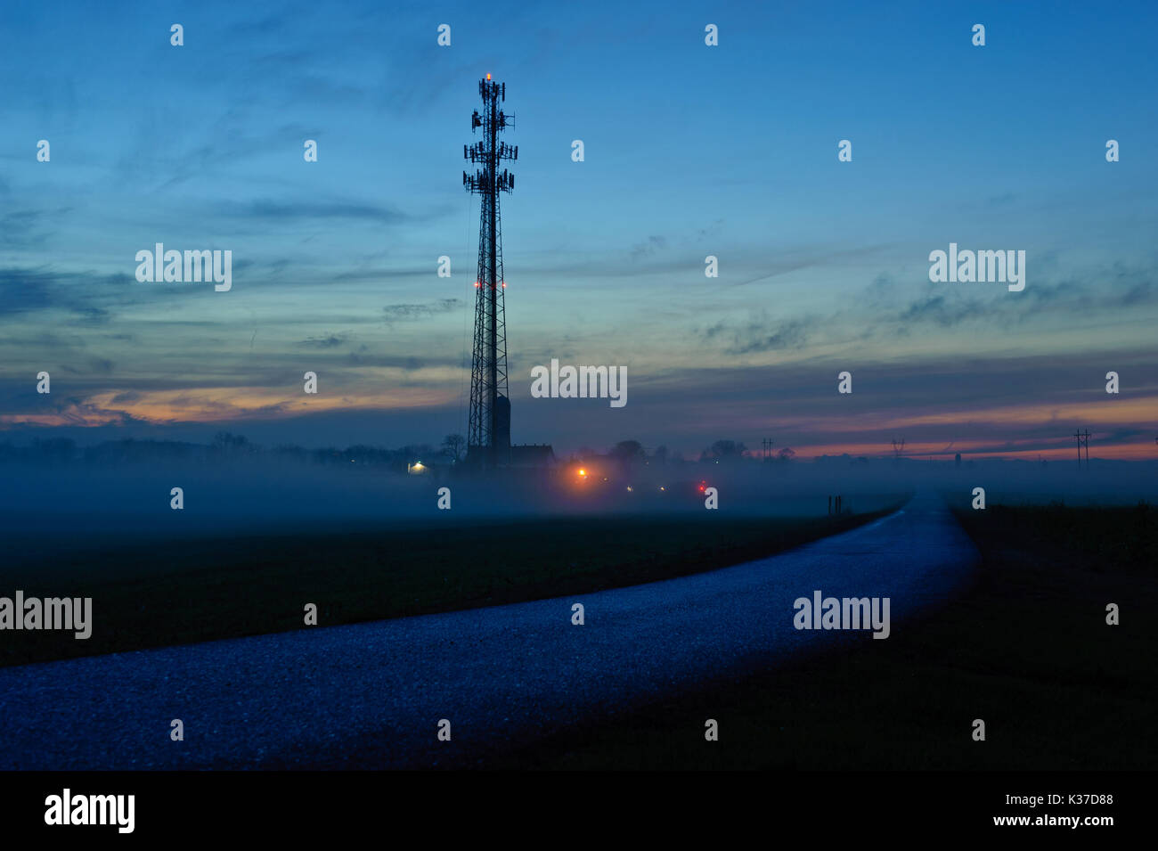 Impostazione di nebbia IN OLTRE FARM Lane e i campi con la torre cellulare, LITITZ PENNSYLVANIA Foto Stock