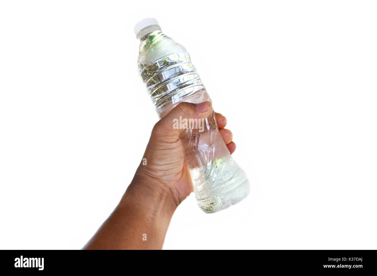 Mano per bottiglia di acqua su sfondo bianco Foto Stock