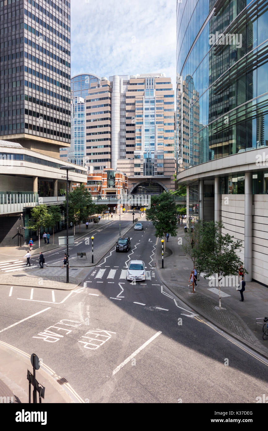 Vista del London Wall, una strada nella città di Londra, UK & ufficio edifici e torri Foto Stock