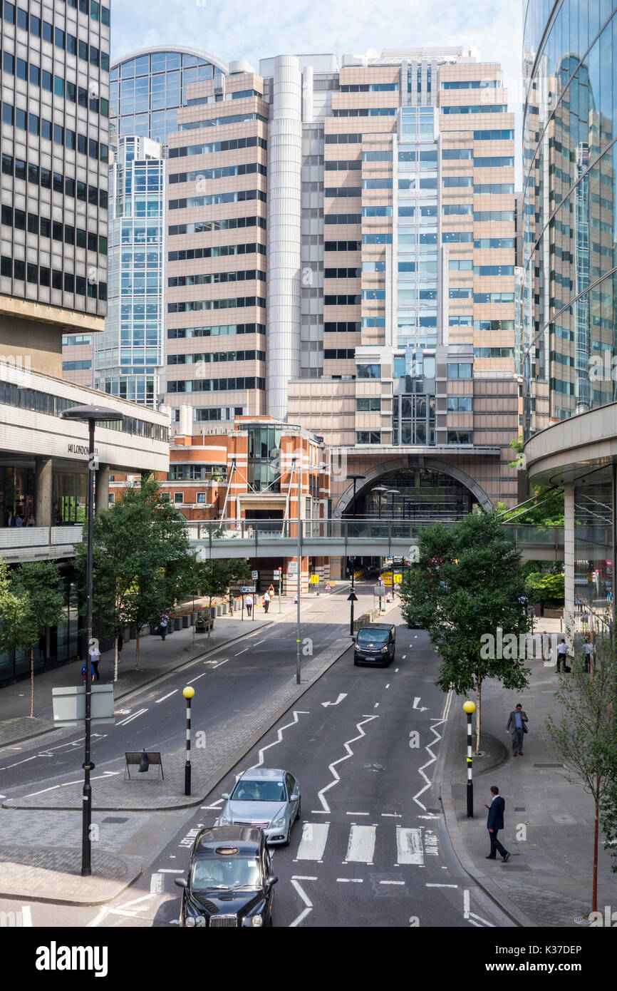 Vista del London Wall, una strada nella città di Londra, UK & ufficio edifici e torri Foto Stock
