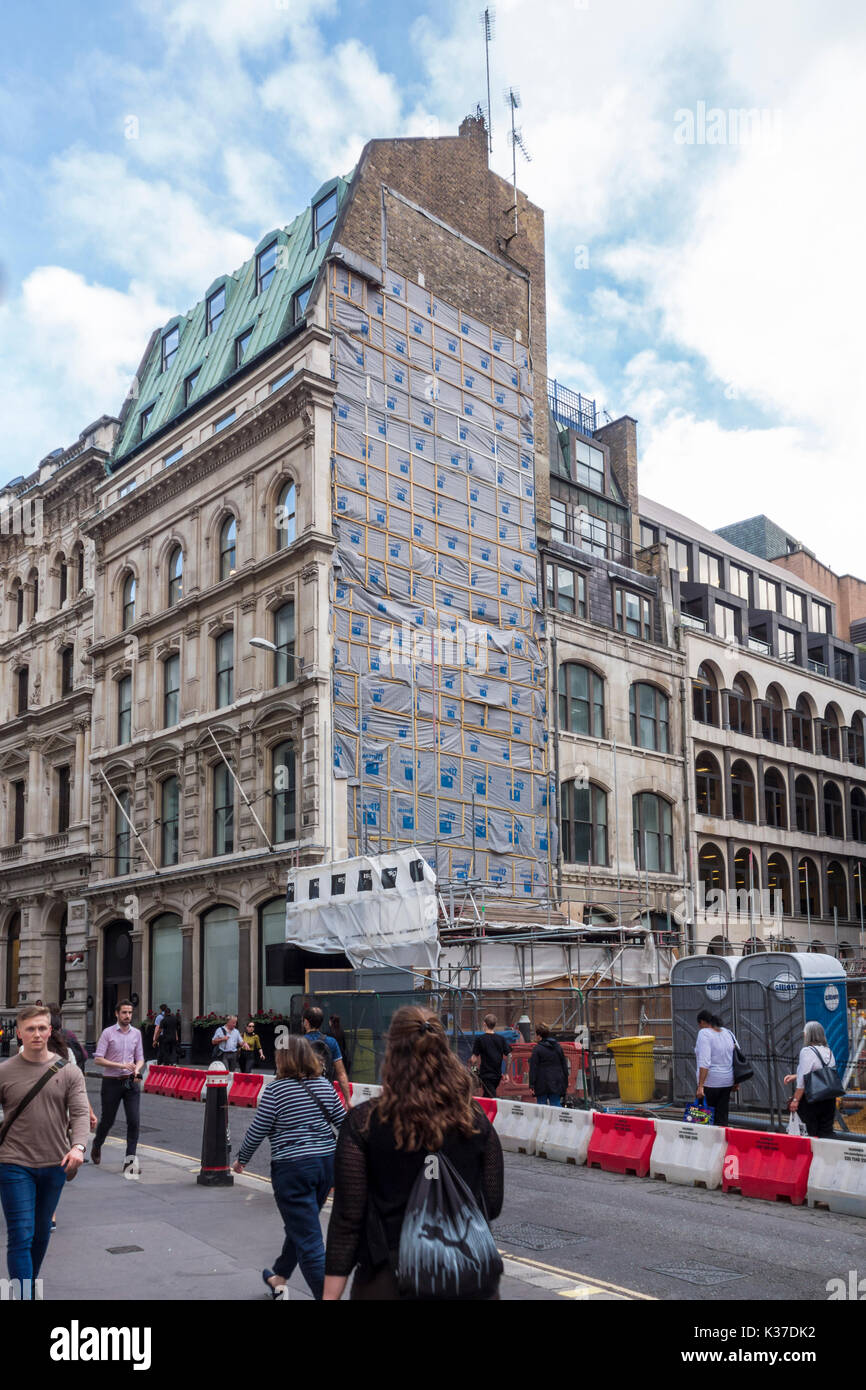 30-32 Lombard Street edificio rimossa esponendo il collegamento originario con l'edificio esistente. Londra, Regno Unito Foto Stock