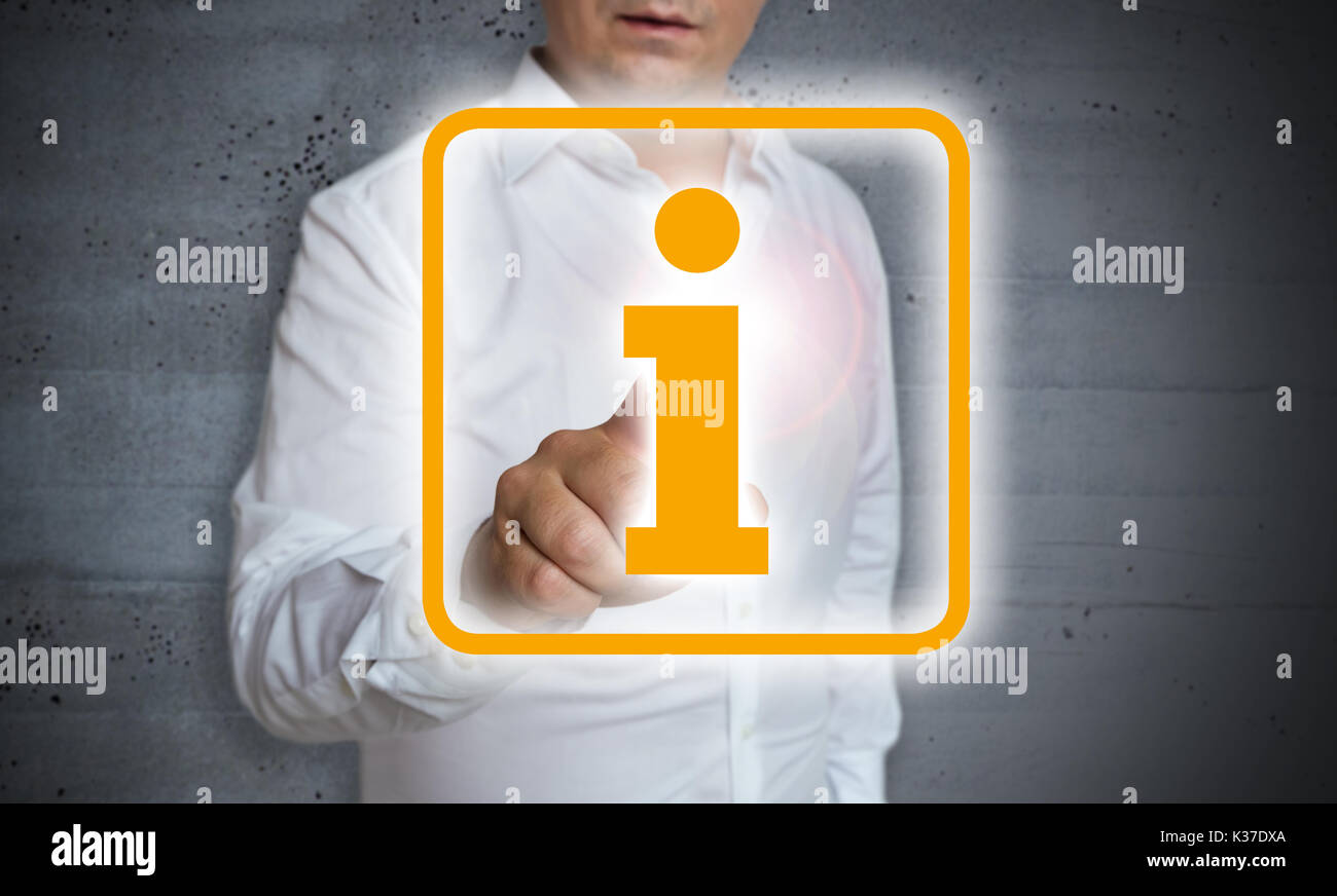 Icona informazioni touchscreen è operato dall'uomo. Foto Stock