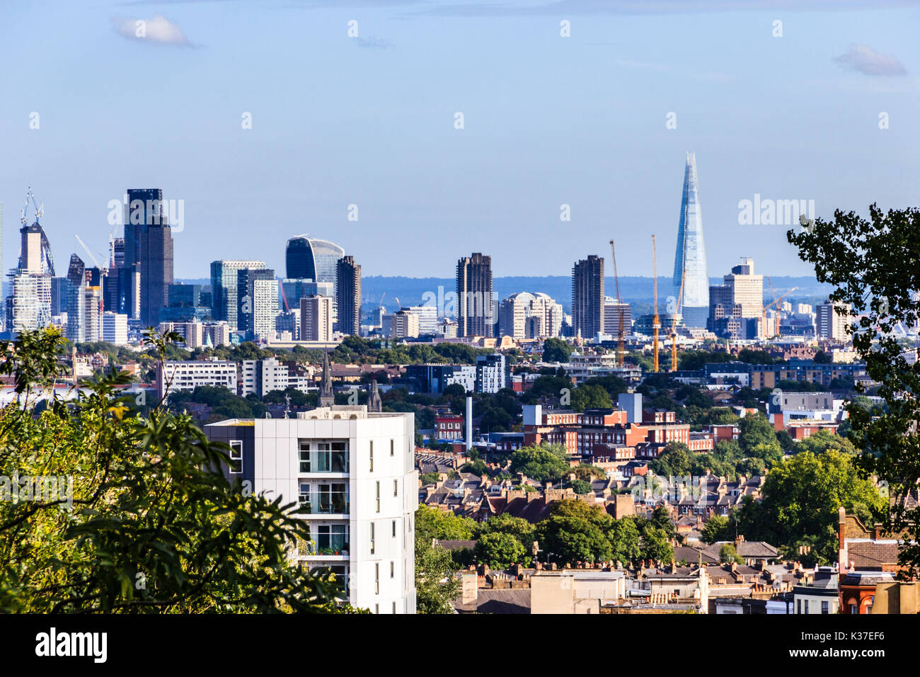 Vista guardando a sud di Archway verso la città di Londra da Hornsey Lane Bridge, a nord di Islington, London, Regno Unito Foto Stock