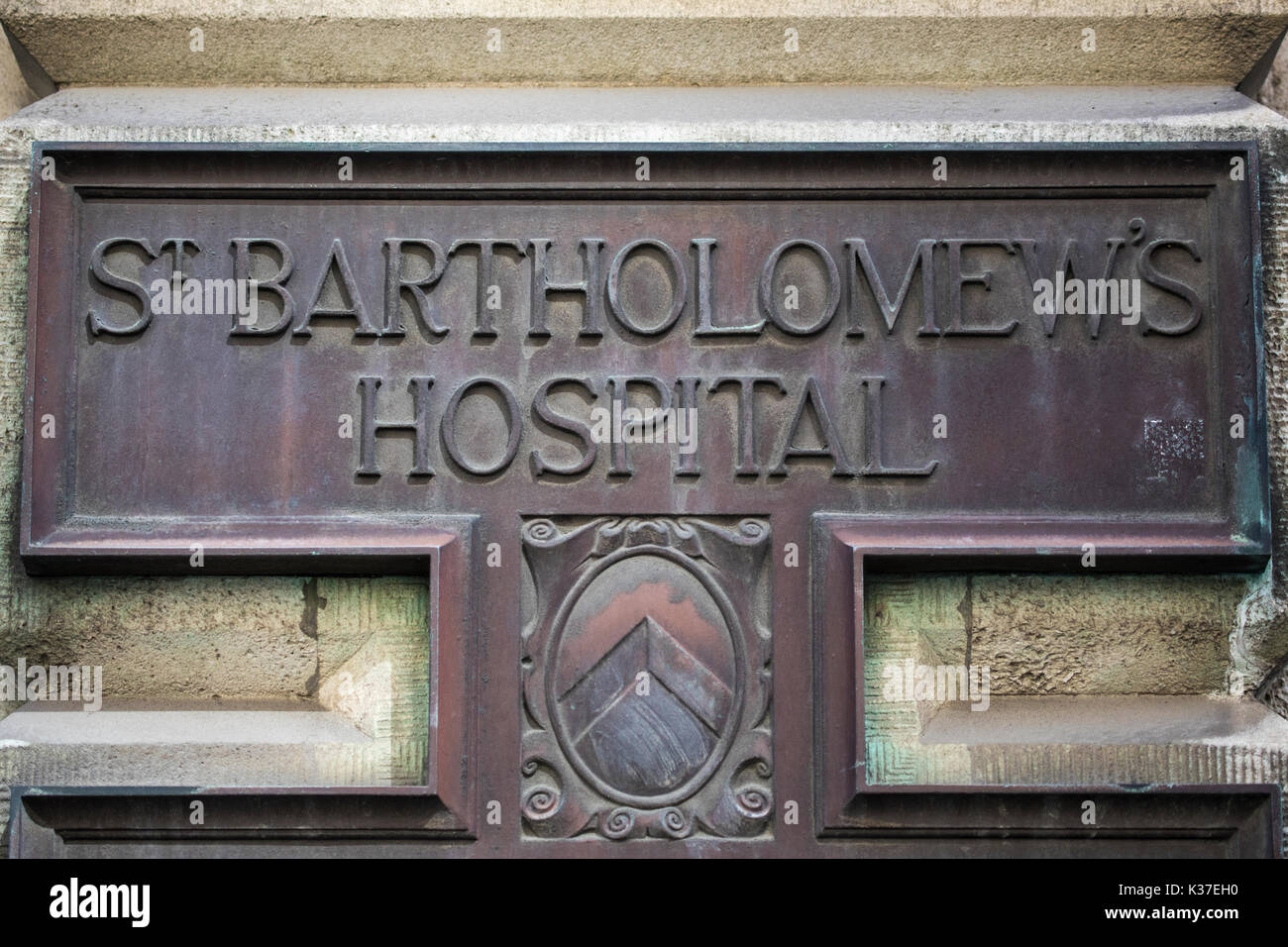 LONDON, Regno Unito - 11 AGOSTO 2017: una placchetta di metallo sulla parte esterna di San Bartholomews ospedale nella città di Londra, il 11 agosto 2017. Foto Stock