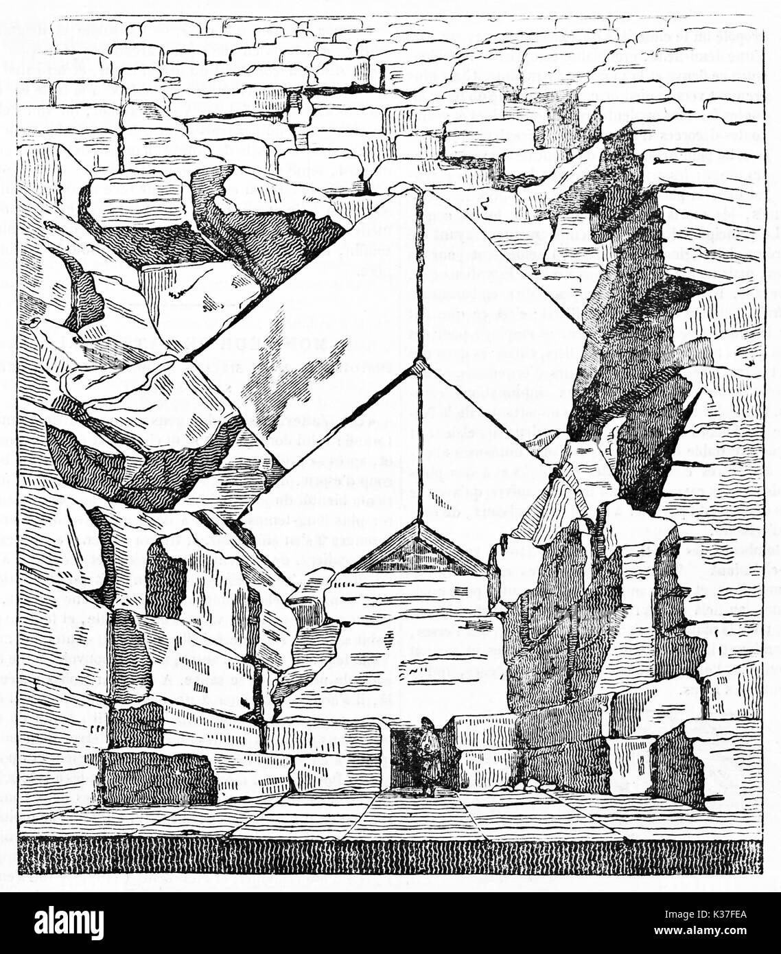 Antica vista maestosa dell'ingresso della Grande Piramide di Giza in Egitto. Piccola persona confrontata con le pietre di grandi dimensioni. Vecchia illustrazione di autore non identificato, Magasin pittoresco Parigi 1834 Foto Stock