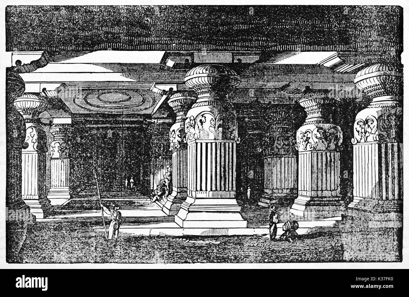 Misterioso suggestivo luogo sotterraneo pieno di enormi colonne di pietra. Grotte di Ellora, Indiano sito archeologico. Vecchia Illustrazione da Sears pubblicati su Magasin pittoresco Parigi 1834. Foto Stock