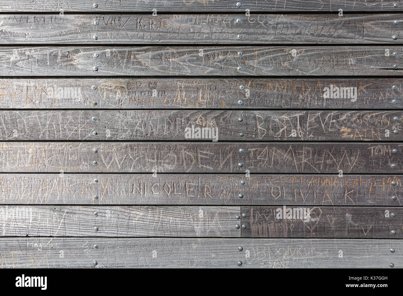 Gli scarabocchi, scarabocchi e iscrizioni graffiato in una parete di pannelli di legno, legno listone texture di sfondo, Regno Unito Foto Stock