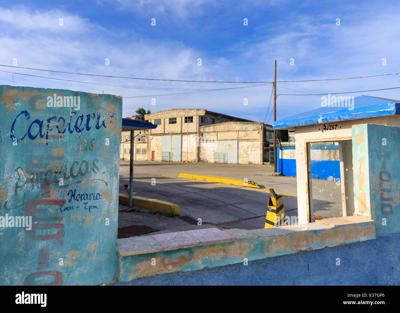 Trascurato cercando di deposito e edifici industriali in Regla, vicino il porto di Havana, Cuba Foto Stock