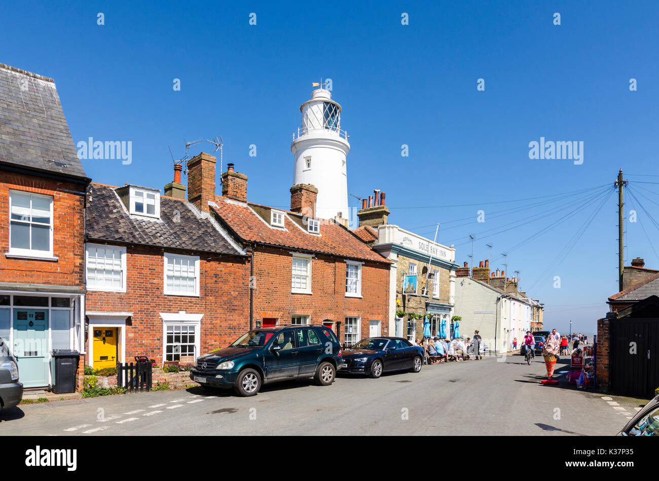 Faro dietro di case a schiera in Southwold, Suffolk, Inghilterra Foto Stock