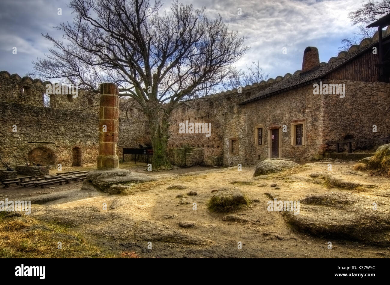 Il cortile all'interno delle mura del castello Chojnik, Polonia Foto Stock