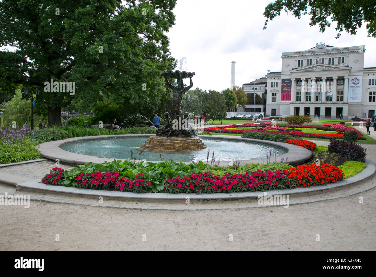 Il lettone opera con fontana e giardino. Riga, Lettonia. Fiori e bella vista. 2017 Foto Stock