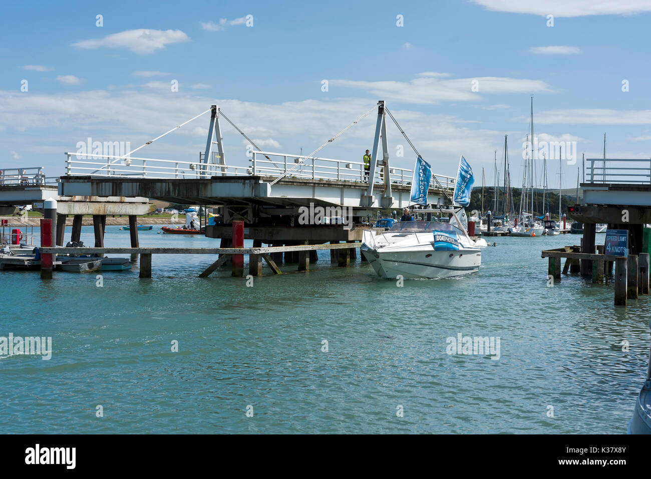 Ponte girevole a Yarmouth aperto per il passaggio di potere in barca da fiume superiore Yar Foto Stock