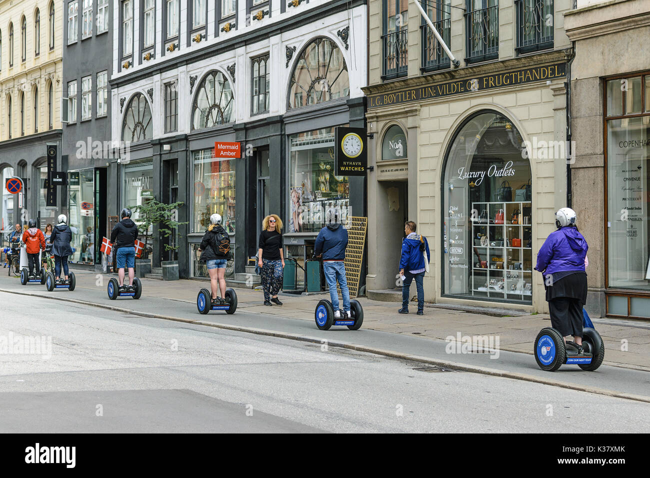 Copenhagen, Danimarca - 24 Luglio 2017: gruppo turistico avendo guidato Segway tour della città di Copenhagen, Danimarca. Foto Stock