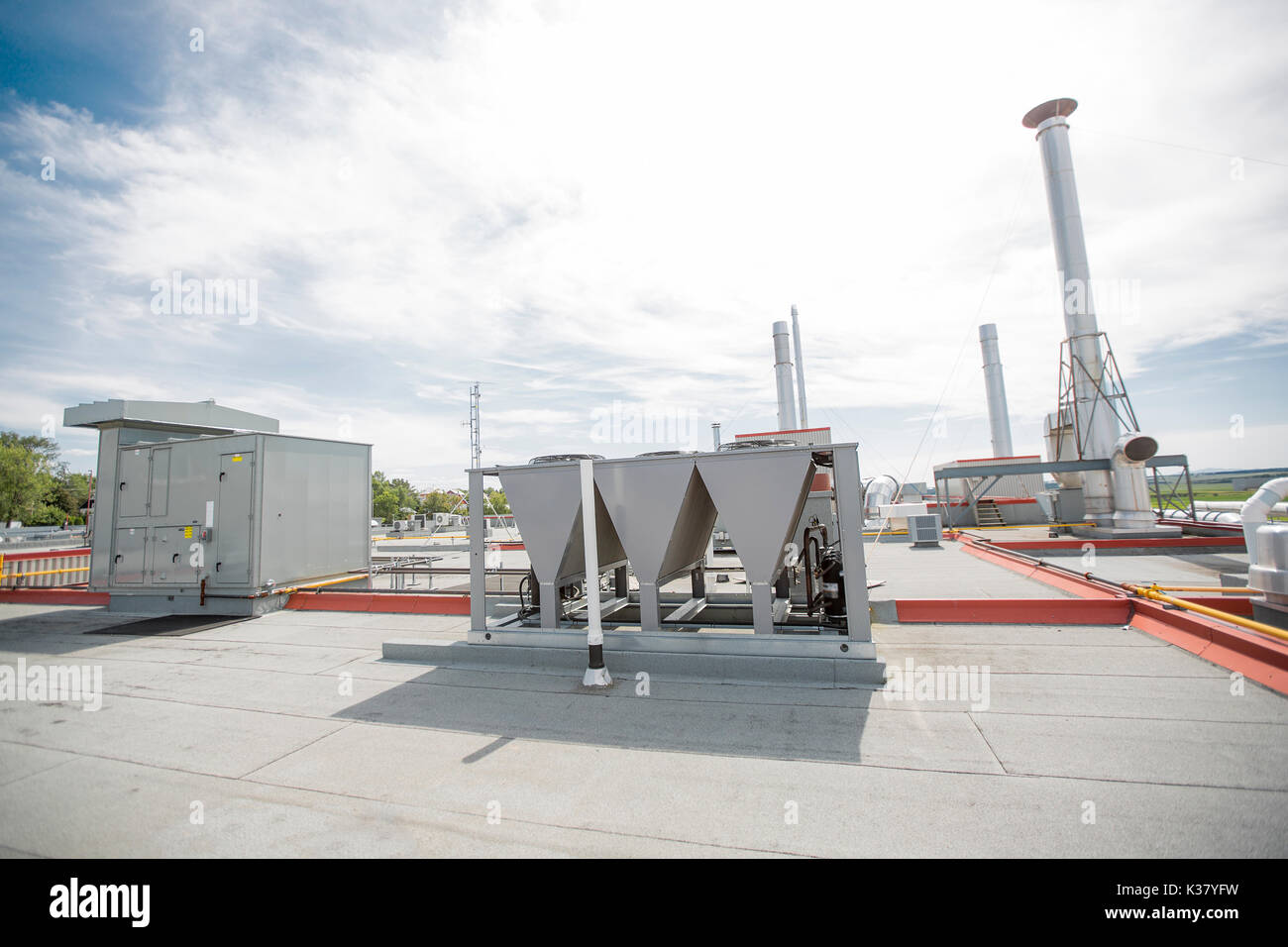 Aeratori sul tetto dell'edificio è funzionale e condizione operativa. Foto Stock