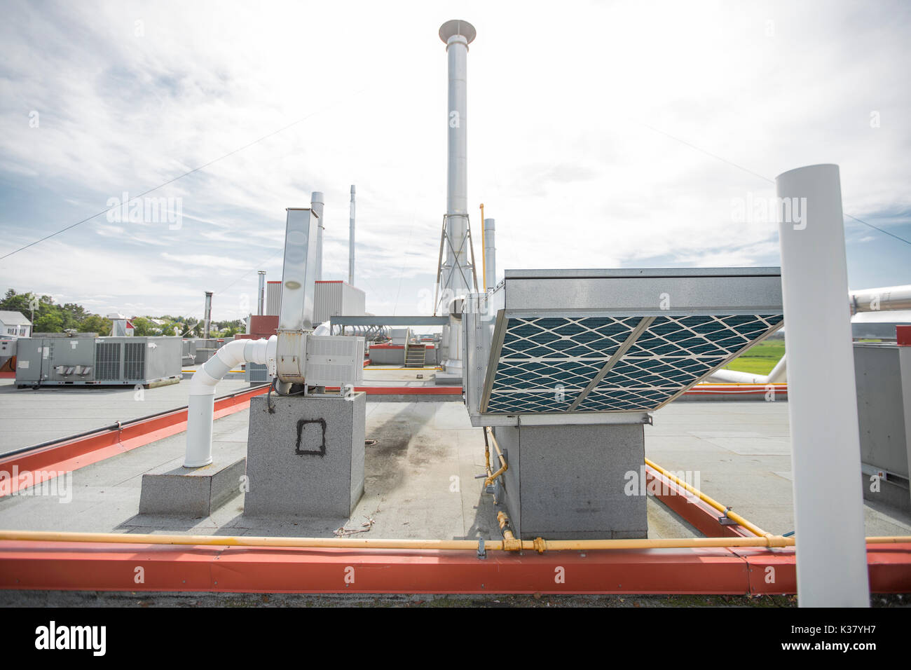 Aeratori sul tetto dell'edificio è funzionale e condizione operativa. Foto Stock
