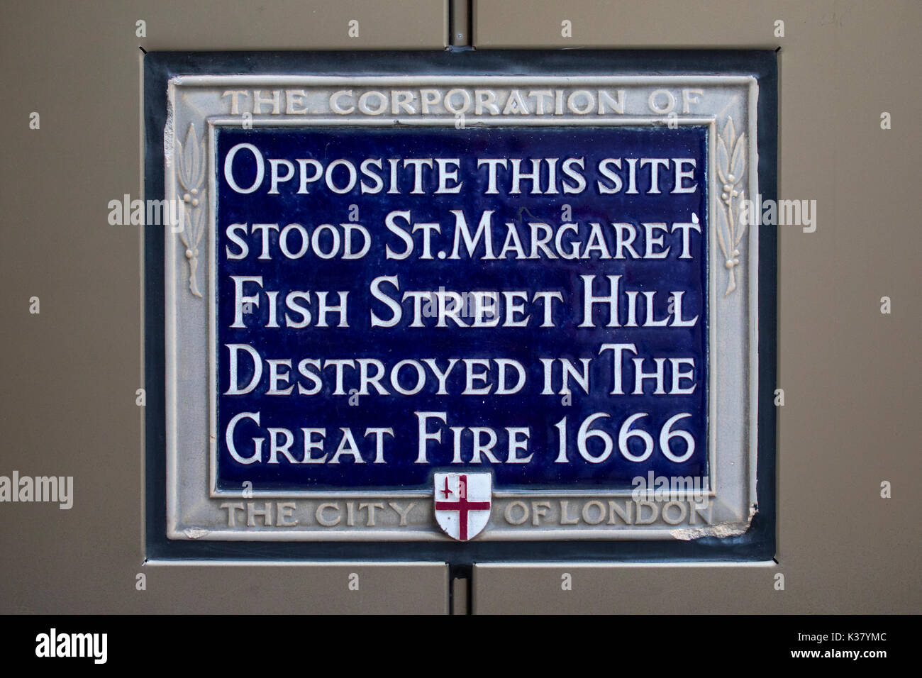 LONDRA, Regno Unito - 25 AGOSTO 2017: Una targa blu che segna il luogo in cui sorgeva la chiesa di St. Margaret Fish Street Hill, nella City di Londra, Regno Unito. Foto Stock