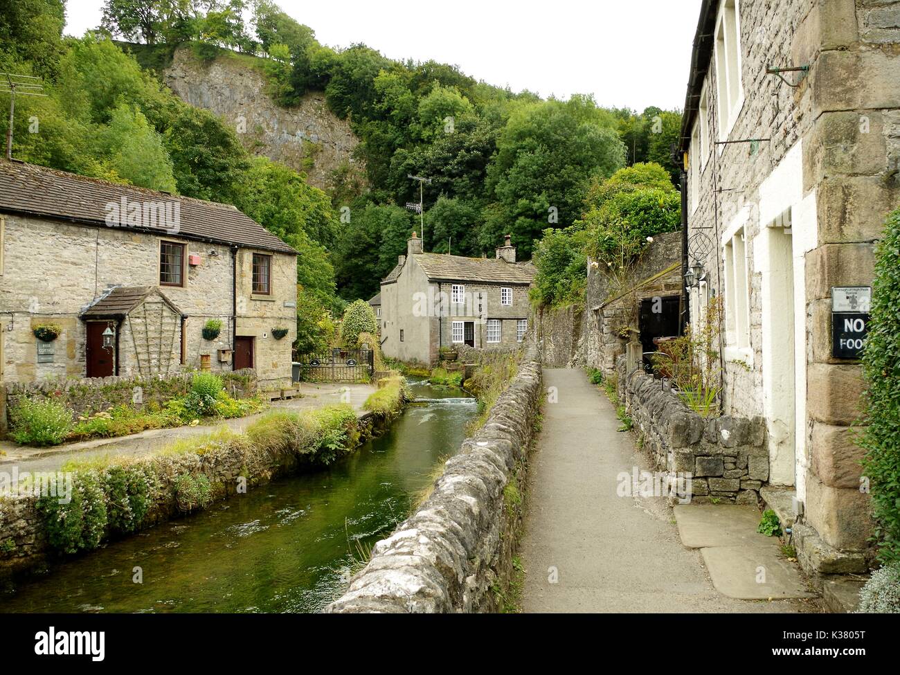 Villaggio di castleton derbyshire fiume e cottages Foto Stock