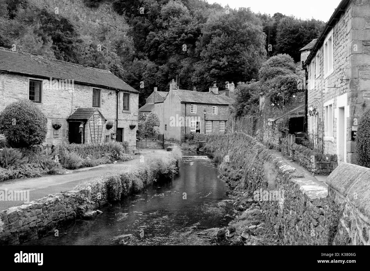 Villaggio di castleton derbyshire fiume e cottages Foto Stock
