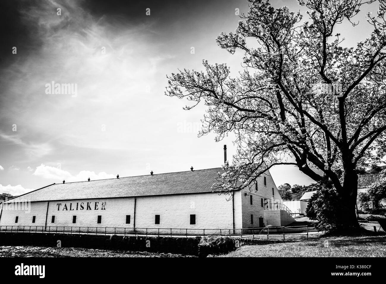 In bianco e nero il colpo di Talisker Distillery nel paese di Carbost, Isola di Skye in Scozia Foto Stock