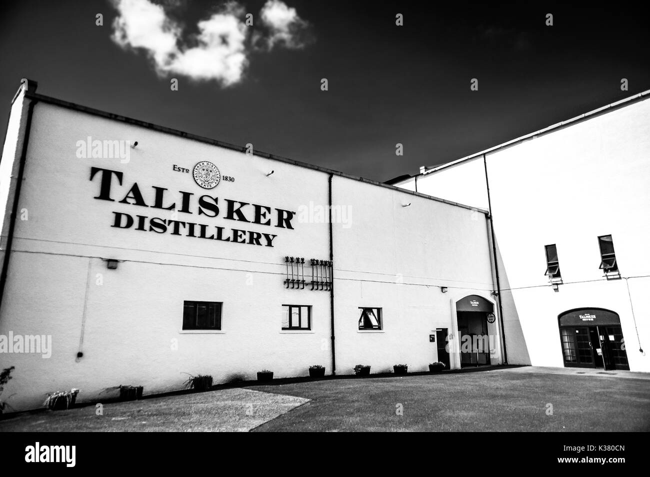 Immagine in bianco e nero dell'entrata anteriore per la Talisker Distillery nel paese di Carbost, Isola di Skye in Scozia Foto Stock