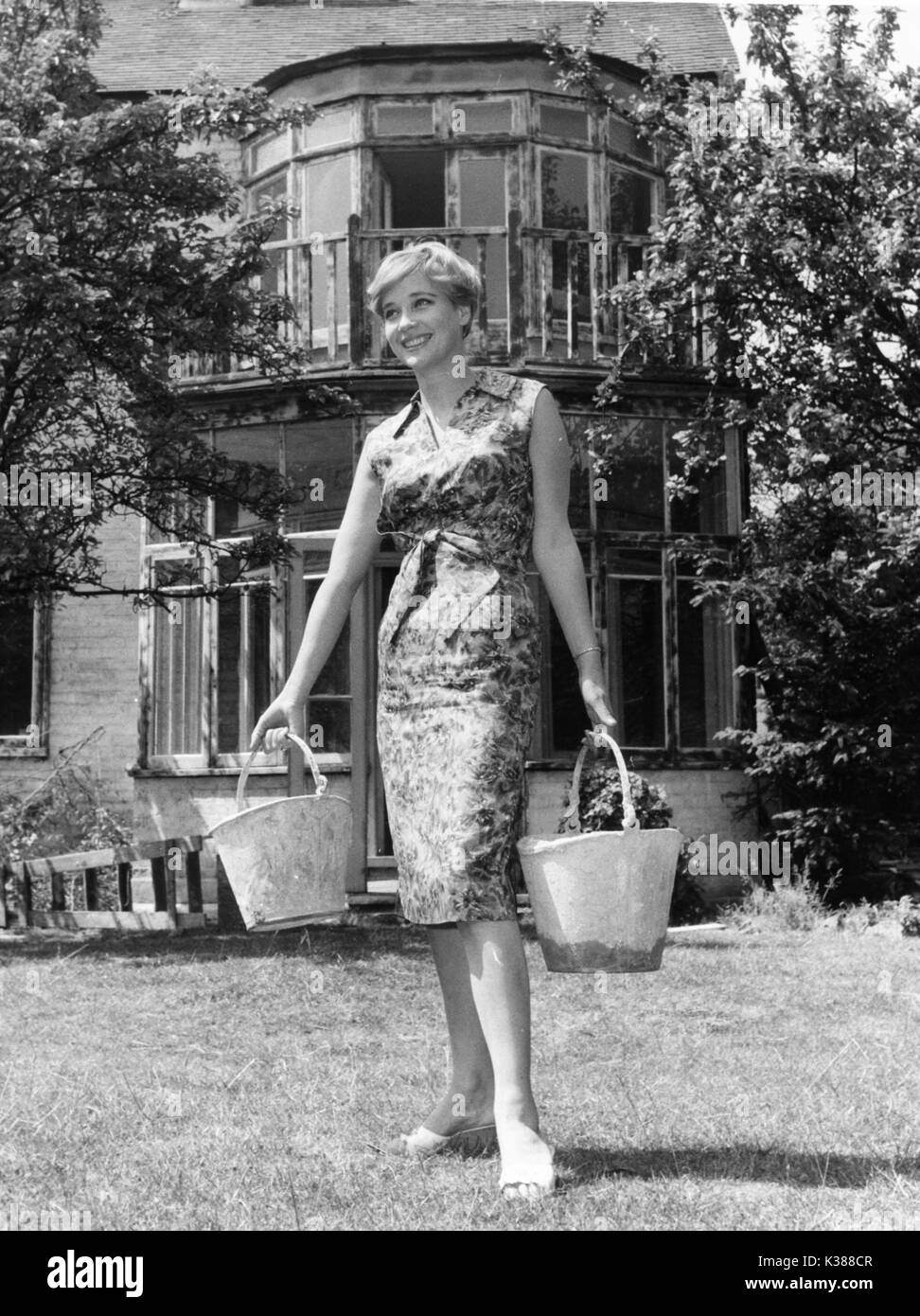 SYLVIA SYMS nel giardino della sua nuova casa a metà anni cinquanta Foto Stock