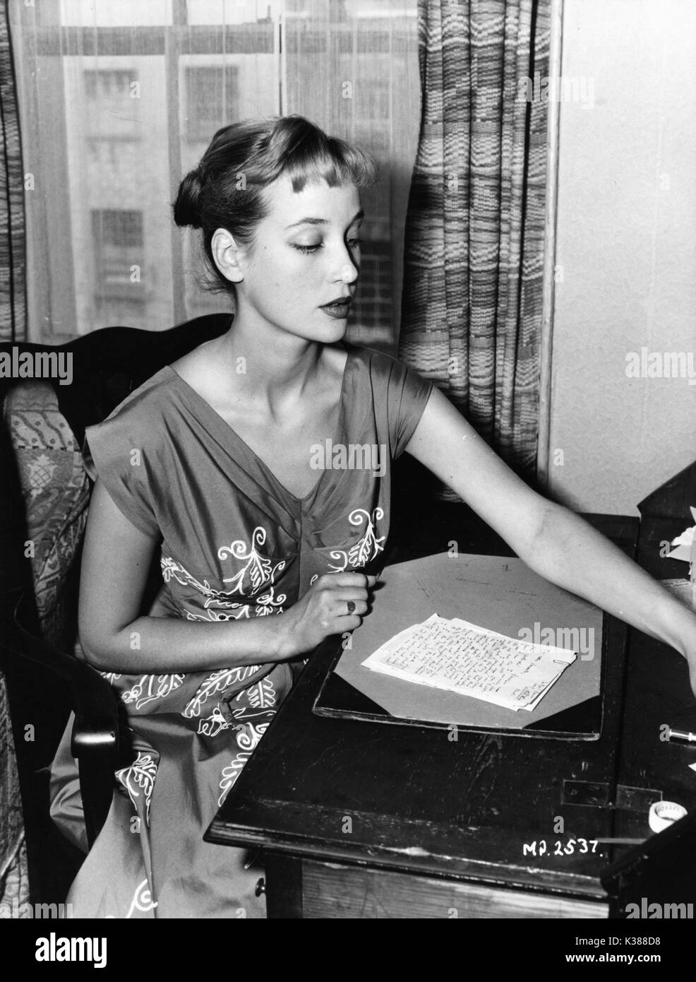 SYLVIA SYMS A CASA A METÀ ANNI CINQUANTA Foto Stock
