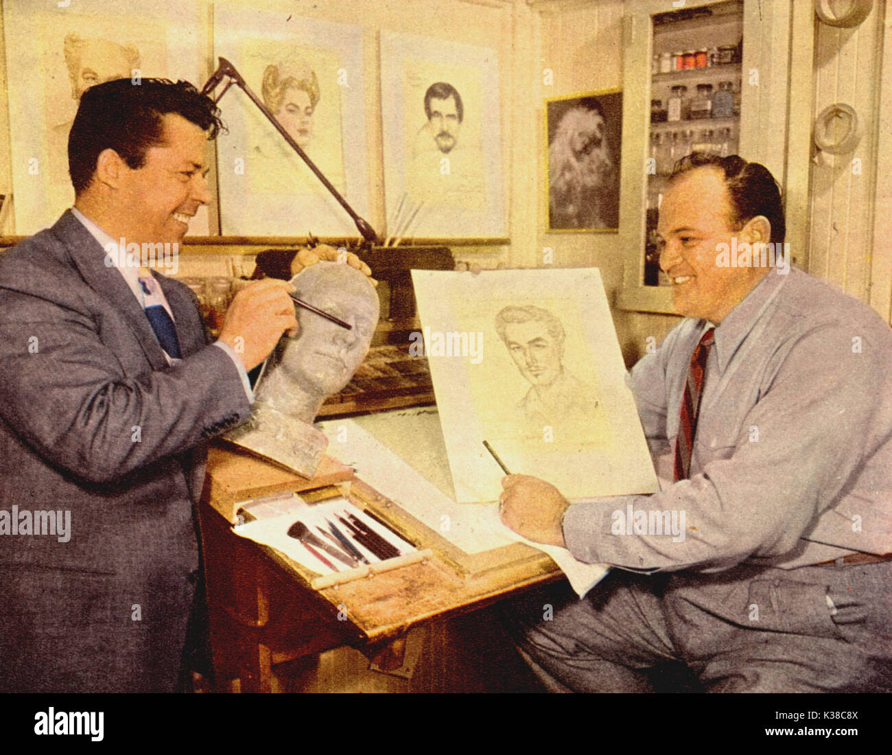 LE AVVENTURE DI DON JUAN DIRETTO DA VINCENT SHERMAN PERC WESTMORE CAPO TRUCCO E MEL ARCHER DISEGNATORE DI SKETCH NEL DIPARTIMENTO TRUCCO DEI FRATELLI WARNER STUDIO HA/73 LE AVVENTURE DI DON JUAN (US 1948) DIRETTO DA VINCENT SHERMAN PERC WESTMORE (A SINISTRA), CAPO TRUCCO E DISEGNATORE DI SKETCH MEL ARCHER NEL DIPARTIMENTO TRUCCO DEI FRATELLI WARNER STUDIO HA/73 data: 1948 Foto Stock