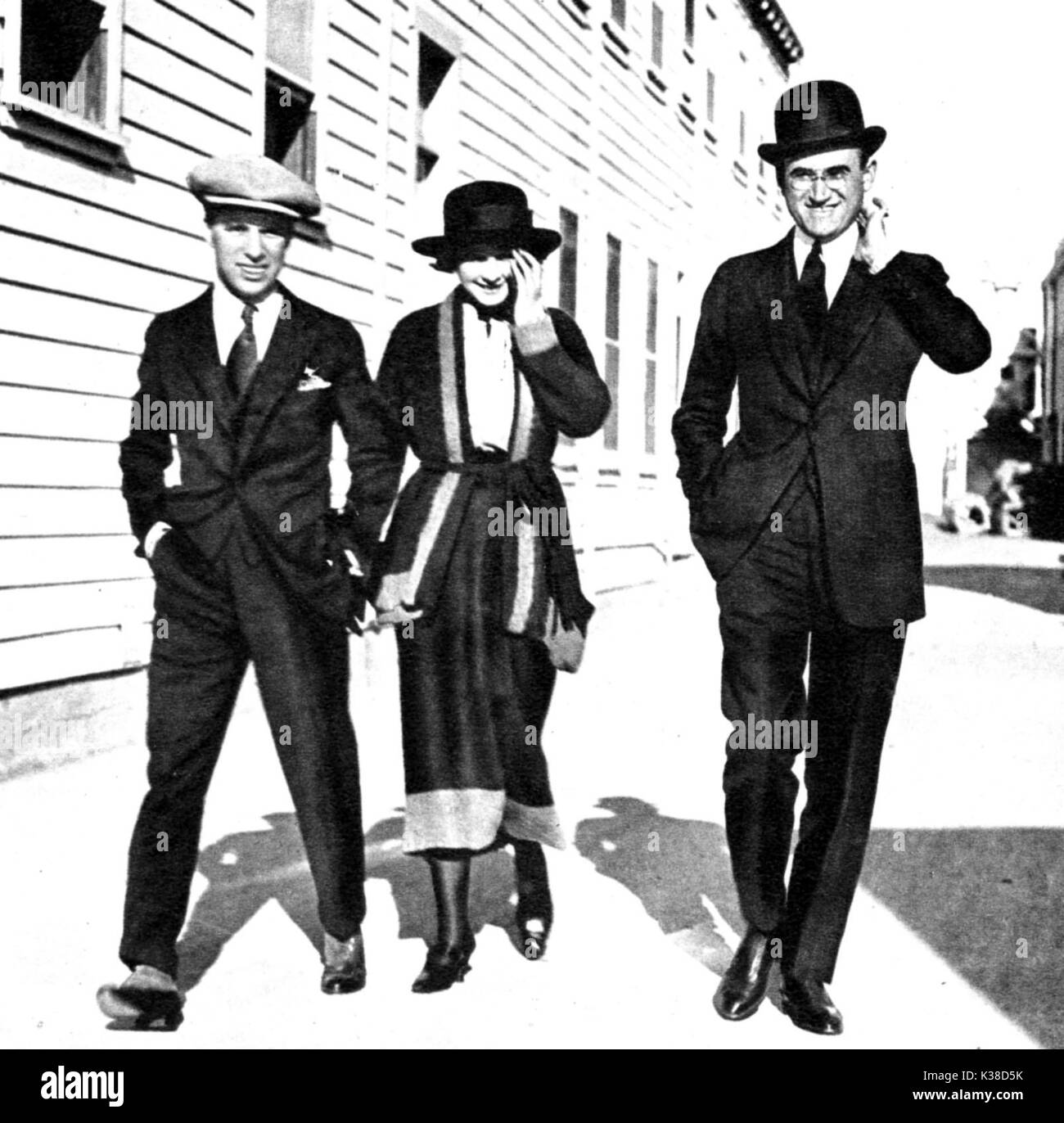 CHARLES CHAPLIN, attrice può COLLINS, produttore SAM GOLDWYN passeggiando attraverso i motivi di studio Foto Stock