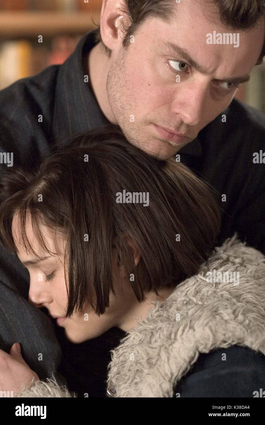 Più vicino Jude Law e Natalie Portman A COLUMBIA data: 2004 Foto Stock